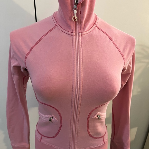 Lululemon zip up crop jacket. Used- Size 2 - Picture 7 of 7